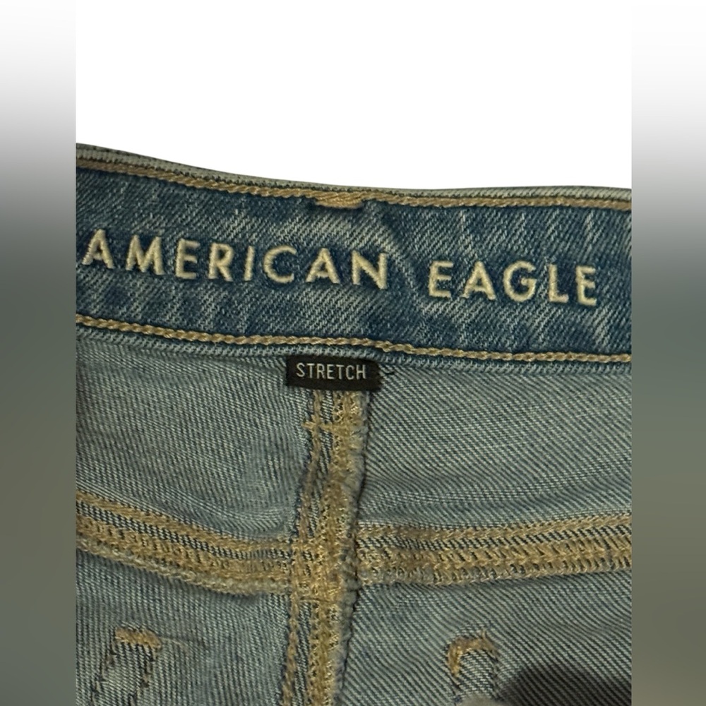 American Eagle High Rise Mom Straight Jeans in a light wash distressed size 4 - Picture 4 of 5